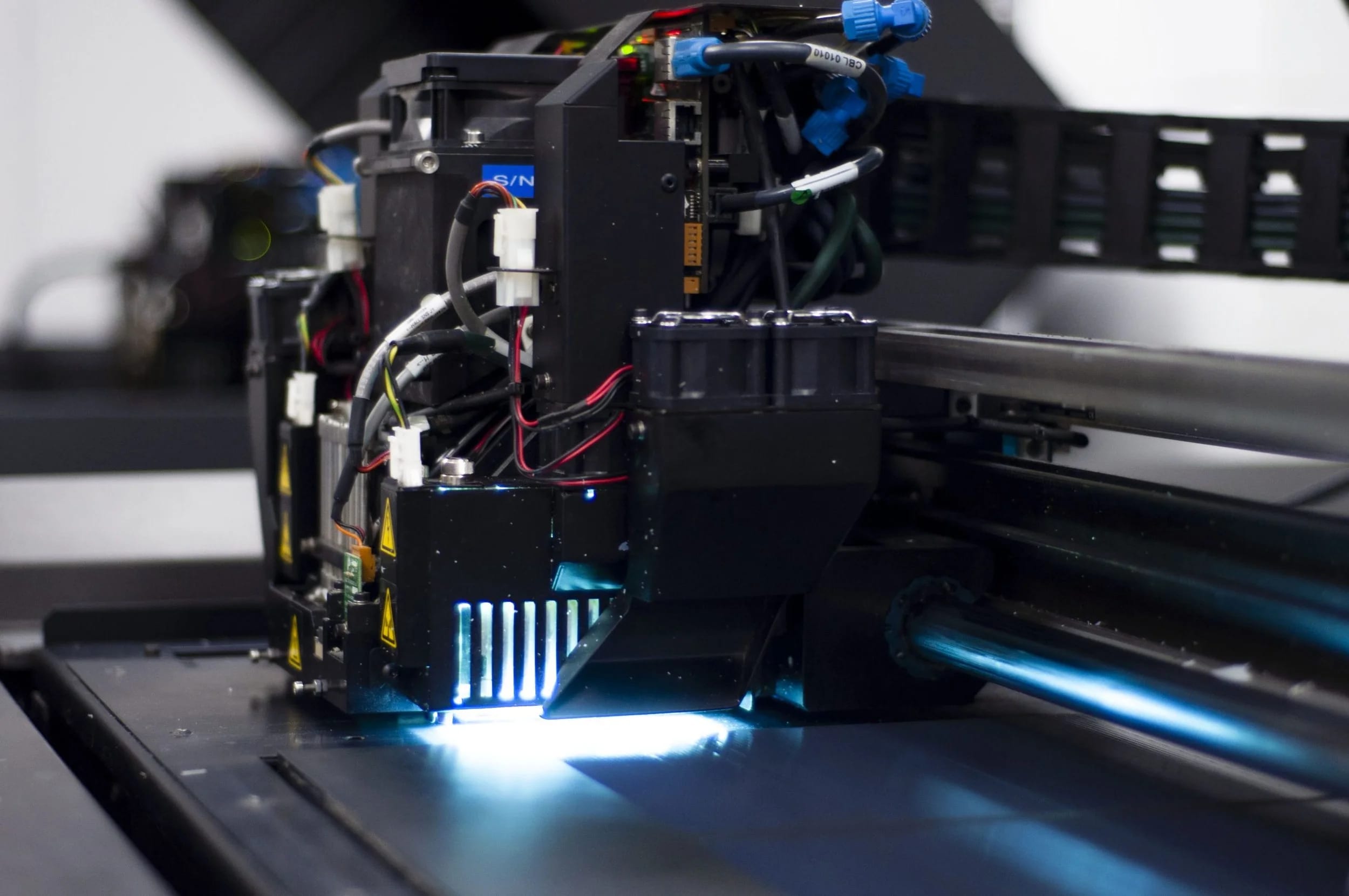 Polyjet 3D printer producing precision components